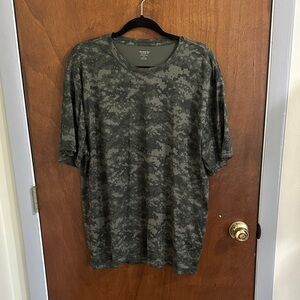 Old Navy Men's Green Camouflage Tee